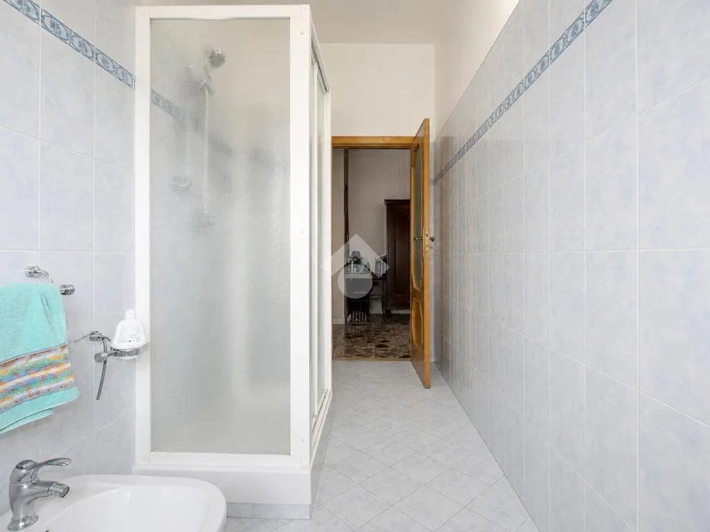 Salles de bain - 4-Bedroom Apartment with Garage in Lucera