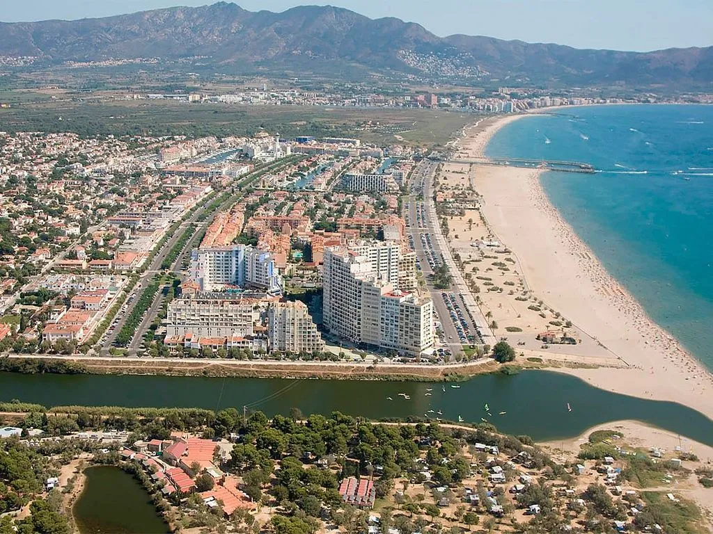 Contemporary Villa with Private Mooring in Empuriabrava