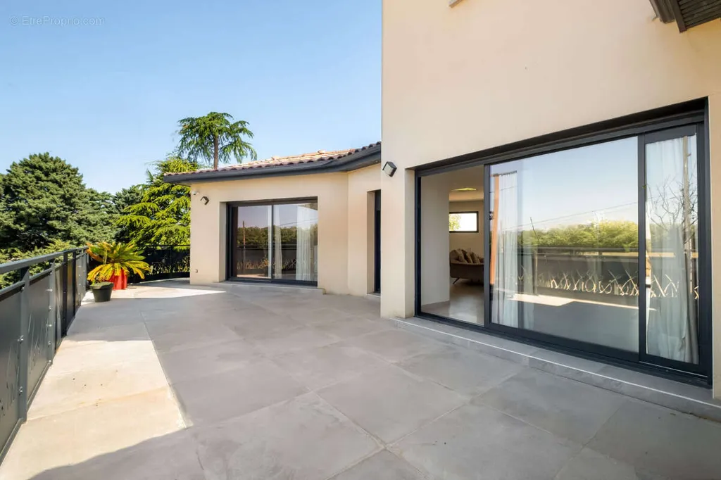 Terrass - Contemporary House with Pool in Simandres