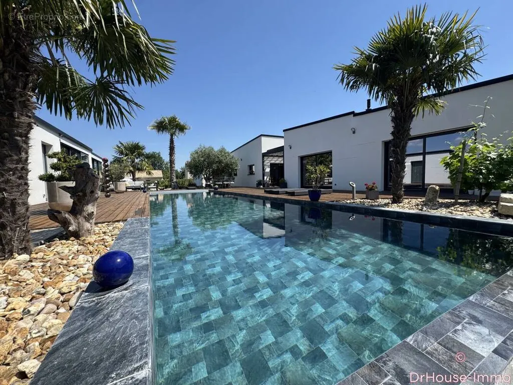 Piscine - Villa Contemporaine avec Piscine à Boulazac