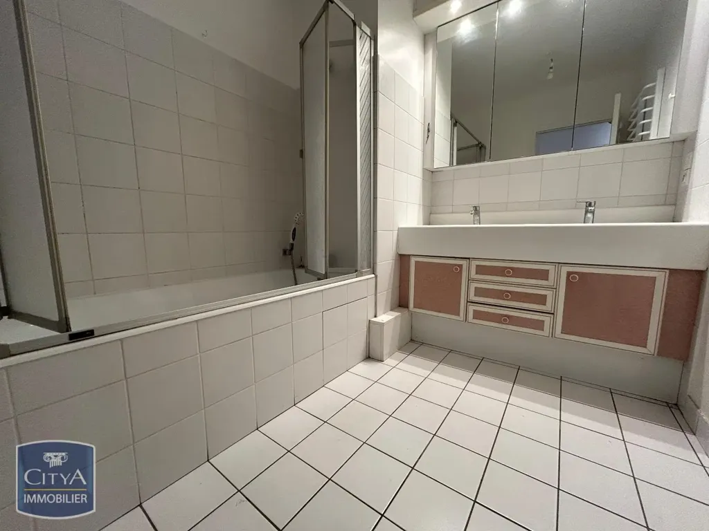 Badezimmer - 3-Bedroom Flat with Central Location in Rambouillet