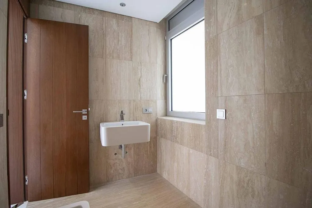 Salles de bain - Contemporary Townhouse with Pool in Ifara