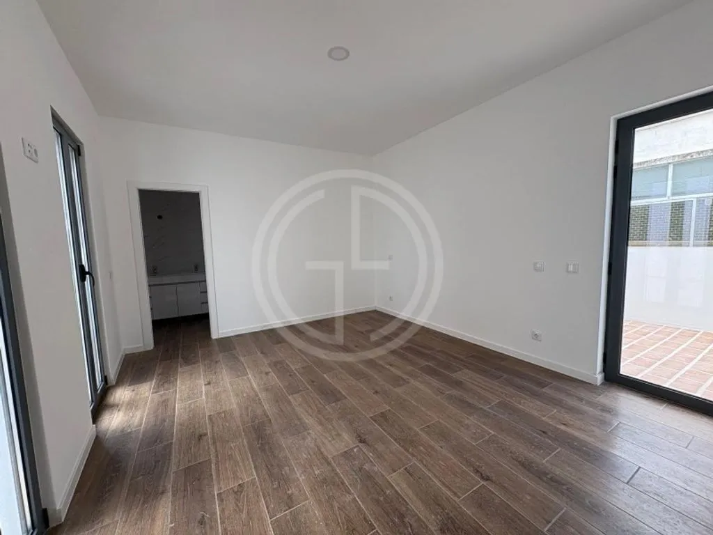 Pièces - 3-Bedroom Semidetached House in Faro Centre