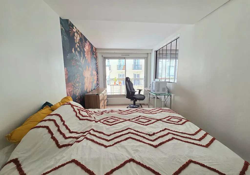 Chambres - Appartement Rénové avec Balcon à Paris