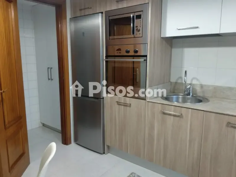 Kitchen - Spacious Apartment with Balcony in Plaza Mayor Area
