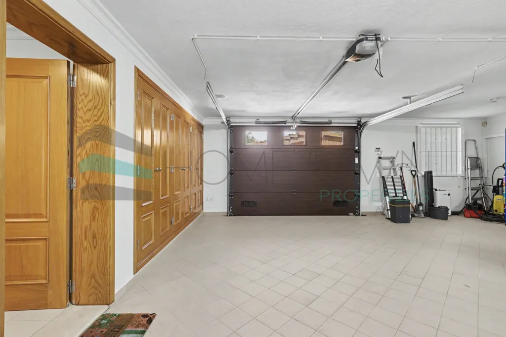 Garage - 5-Bed Villa with Pool in Vila Sol, Loulé