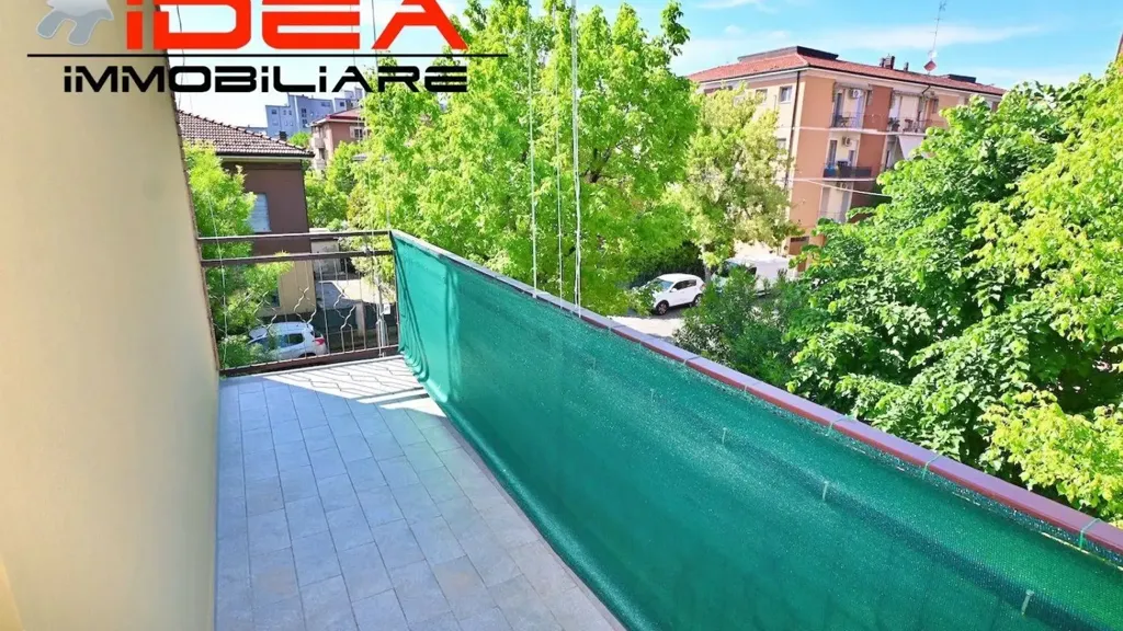 Balcony - Five-Bedroom Apartment with Balcony in Modena