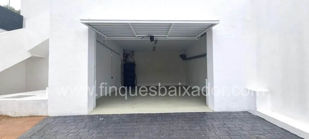 Garaaž - New Build House with Pool in Segur de Calafell
