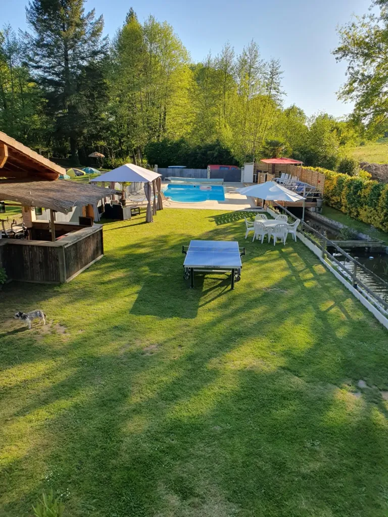 Piscine - Moulin Rénové avec Piscine et Terrain à la Campagne