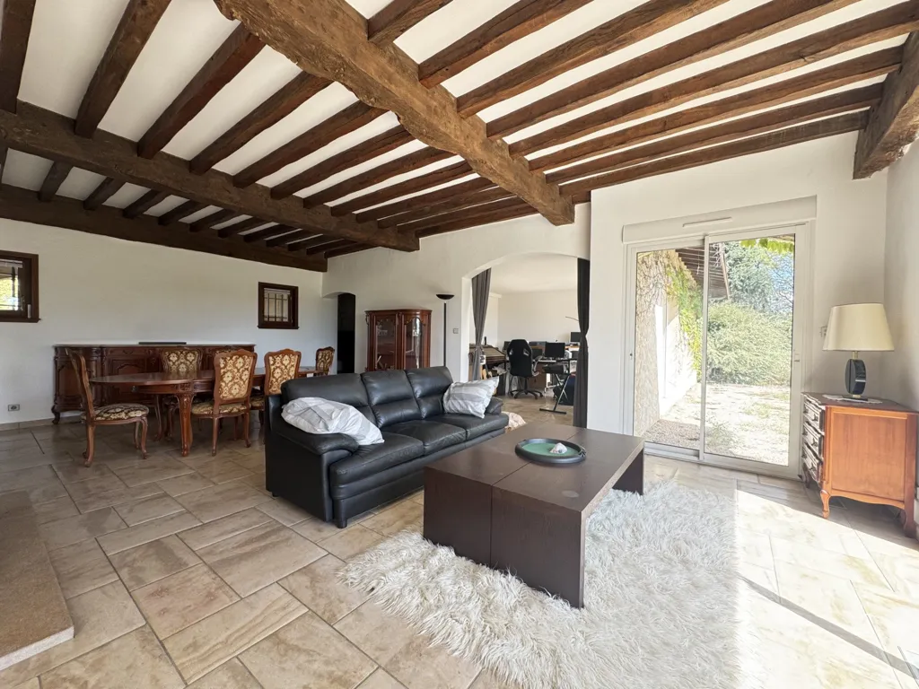 Living Room - Luxury House with Large Garden in Beaurepaire