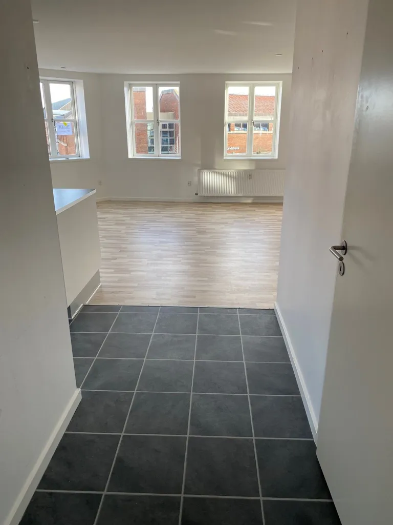 Pièces - Recently Renovated City Flat with Balcony