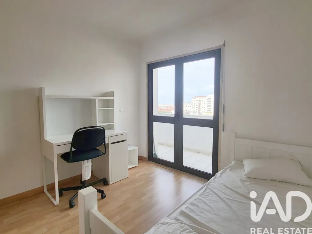 Bedrooms - T3 Apartment with Spacious Terrace in Alfragide
