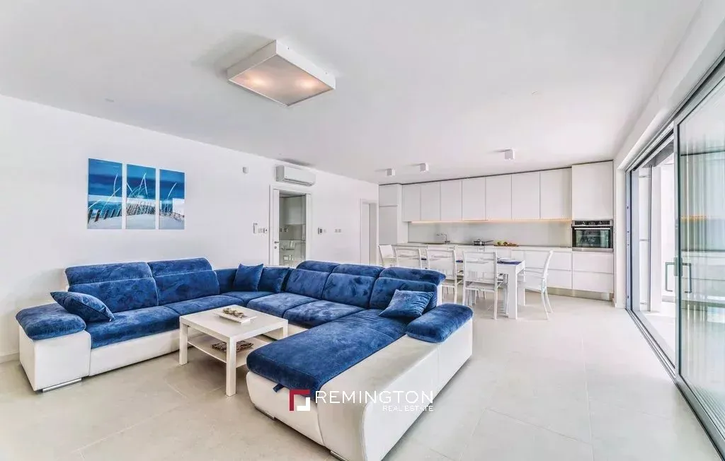 Elutuba - Waterfront Penthouse with Private Beach in Pag