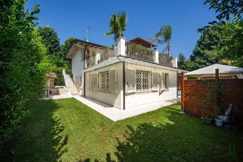 Garden - Luxury Villa with Pool in Pietrasanta