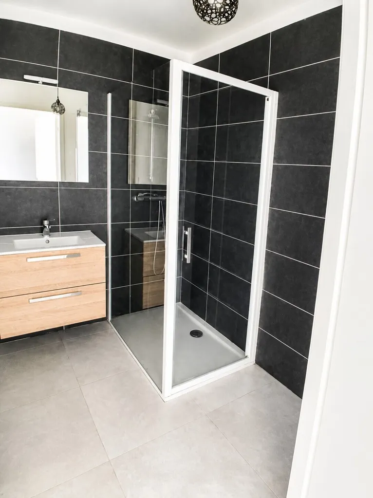 Salles de bain - Appartement T3 avec terrasse et garage à Avenue Maréchal Juin