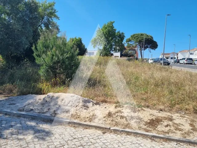 Land Plot for Housing with 676 m² in Cartaxo