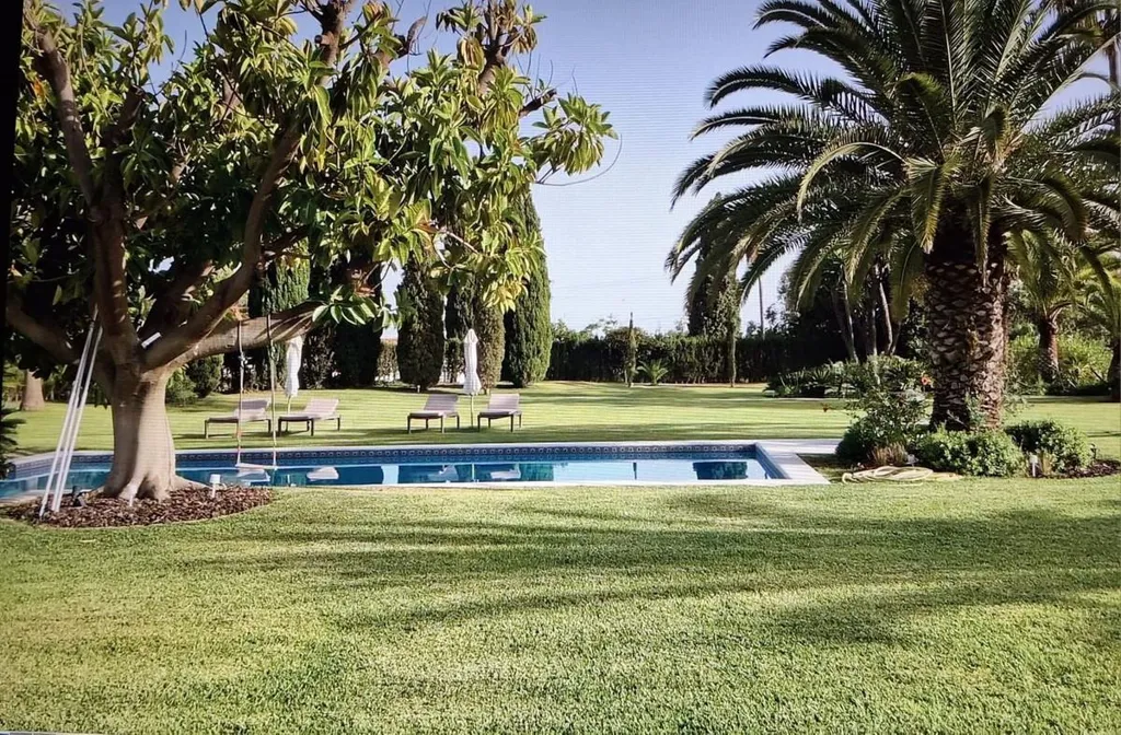 Aed - Villa with Development Potential in Marbella