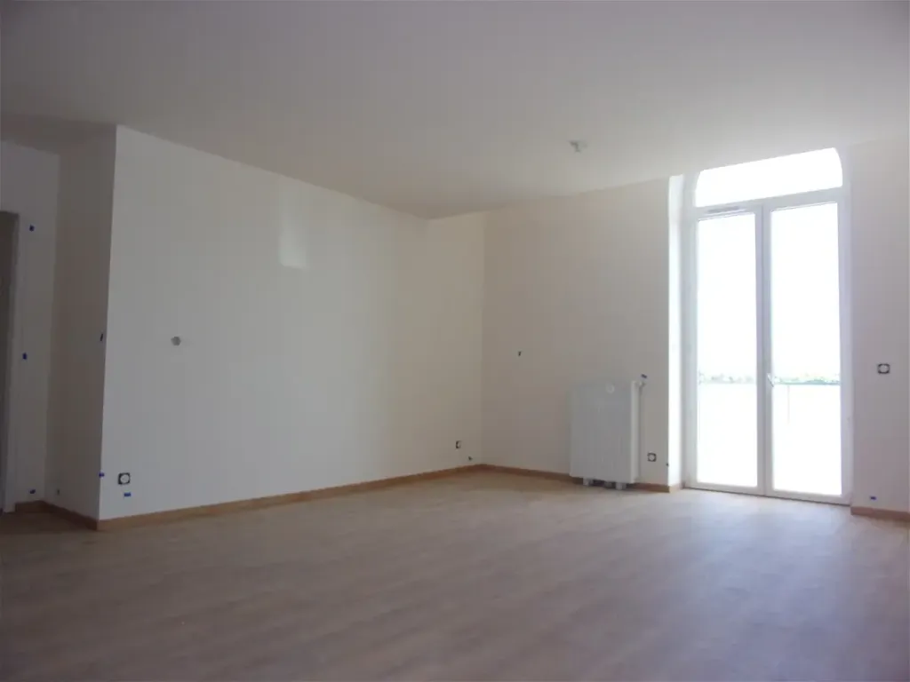 Elutuba - 3-Bedroom Apartment with Balcony in Vernon