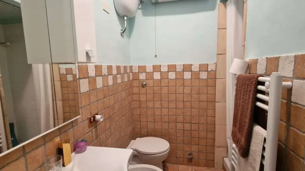 Salles de bain - Rustic Apartment with Panoramic View in Baschi