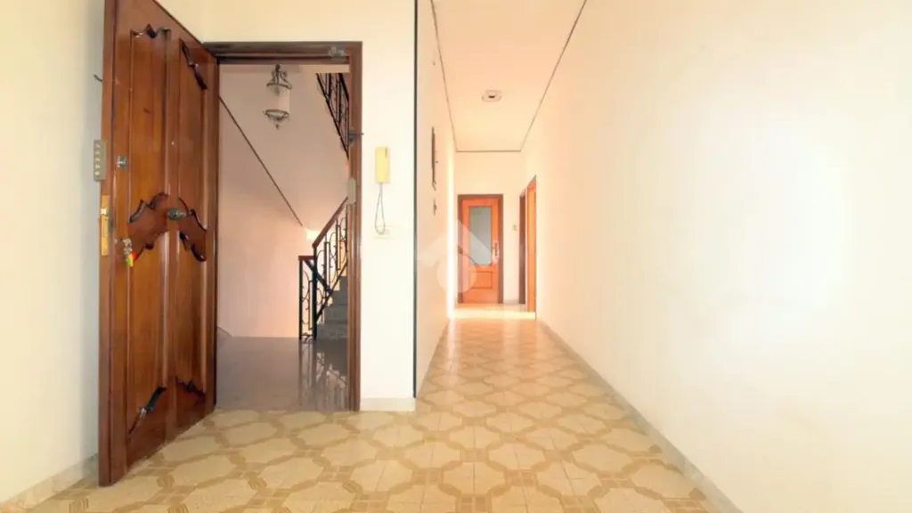Esik - Three-Bedroom Apartment with Panoramic Balcony in Lucera