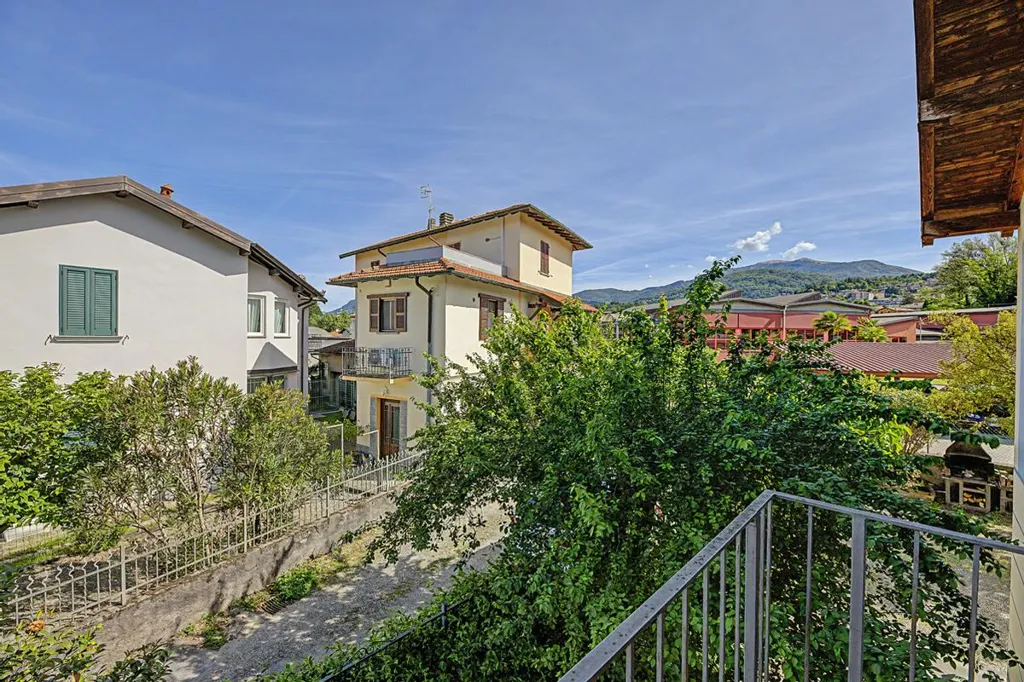 Rõdu - Multi-Level Apartment with Mansard in Luino