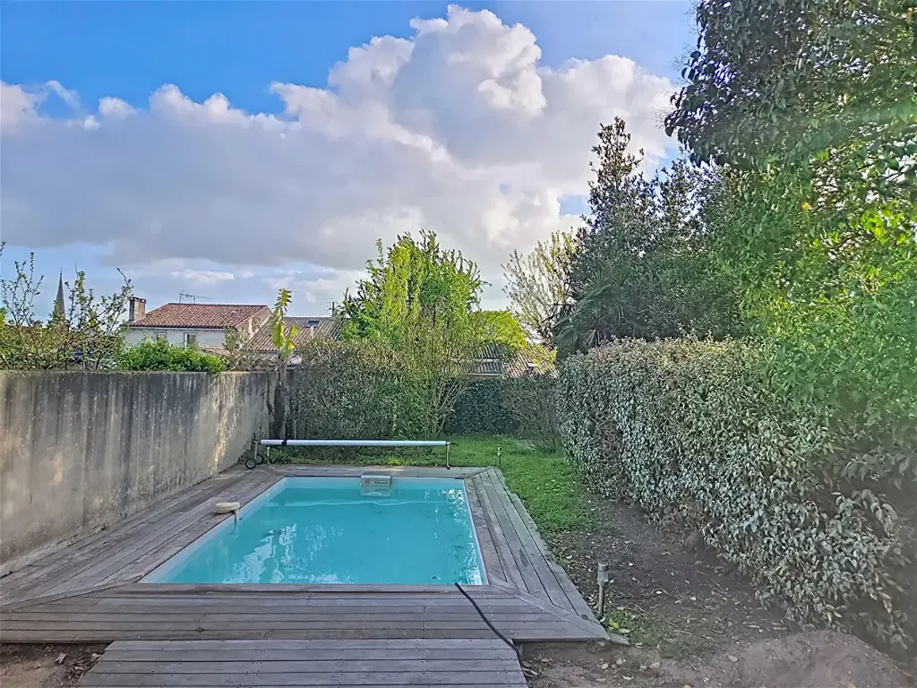Piscine - Maison Élégante avec Piscine à Libourne