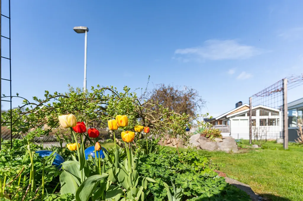 Jardin - Renovated House with Garden in Vargön