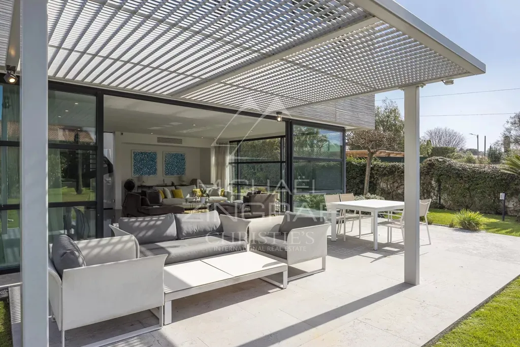 Terrasse - Villa Contemporaine avec Piscine à Cap d'Antibes Ouest