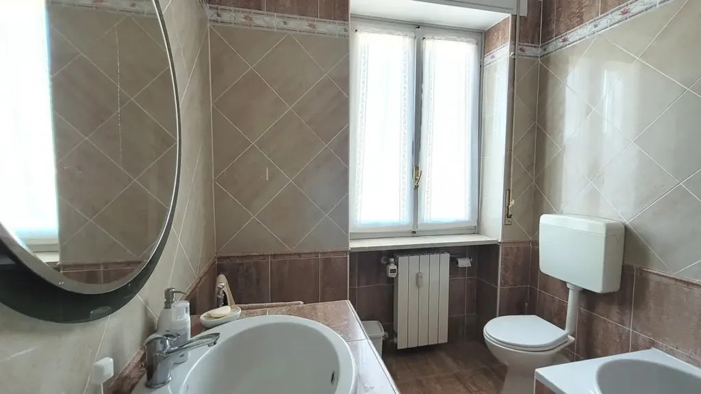 Salles de bain - Central Trilocale with Balcony in Bovezzo