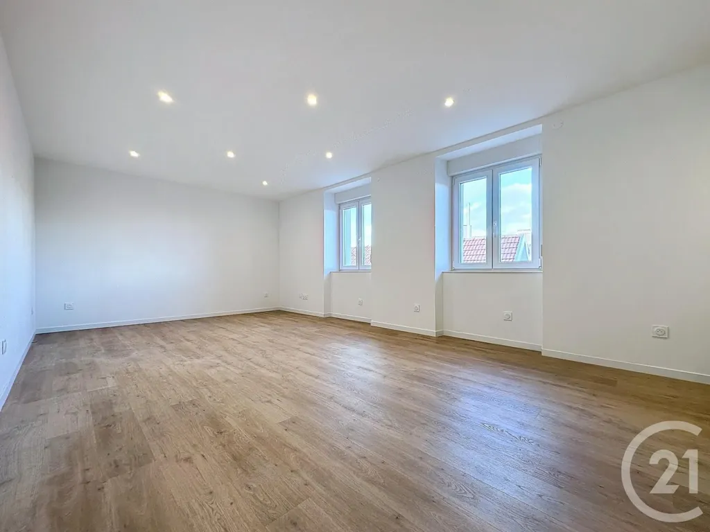 Rooms - Refurbished 5-Piece Apartment in Montbéliard