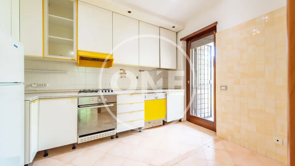 Cuisine - Three-Bedroom Apartment with Balcony in Rome