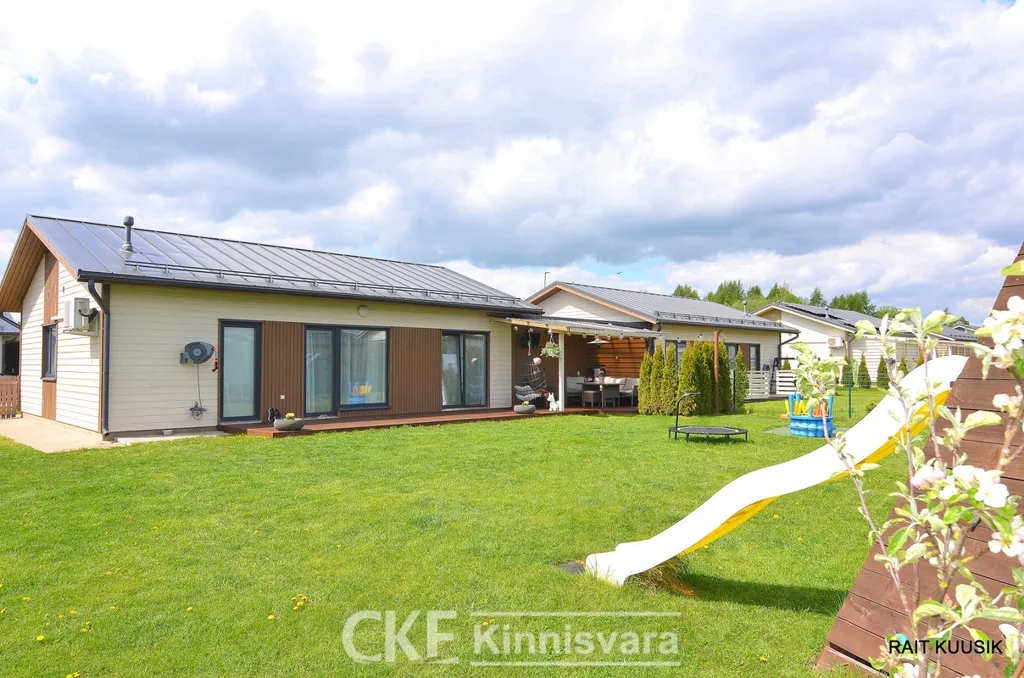 Jardin - Four-Bedroom House with Terrace in Tõrvandi