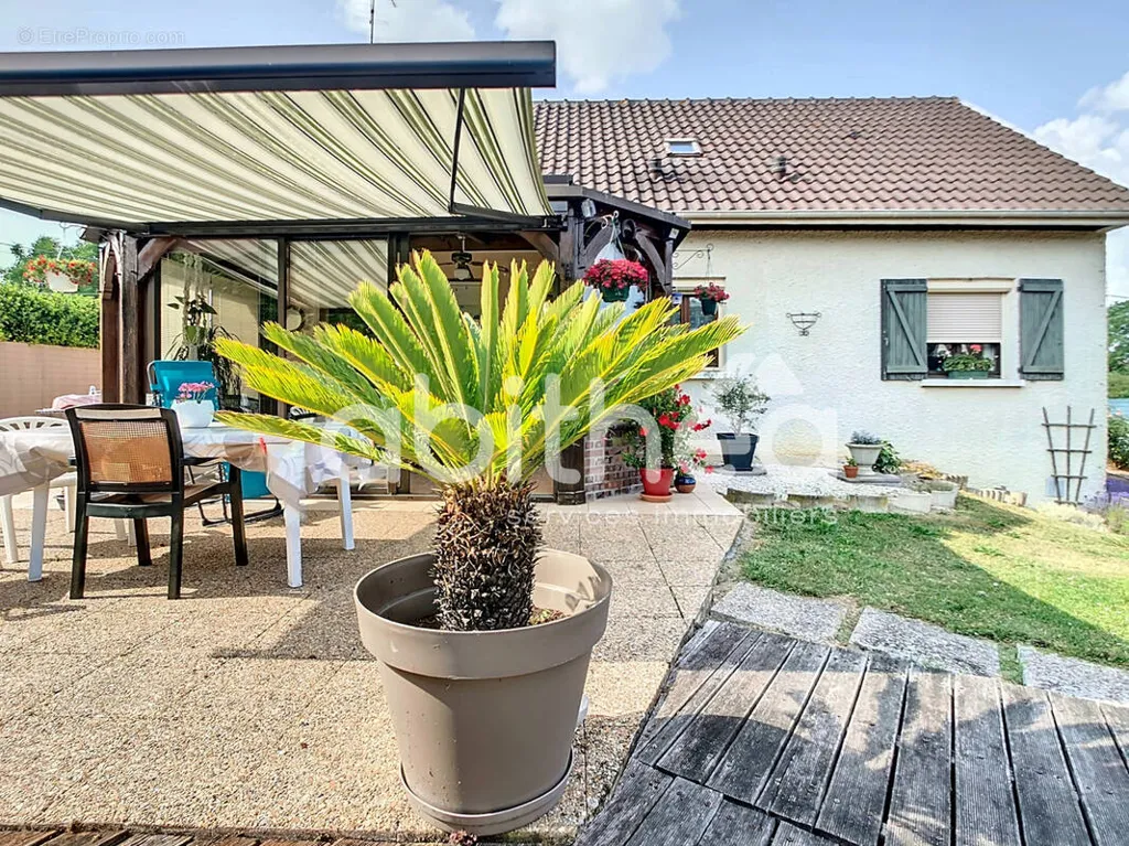 Terrasse - Maison avec Piscine et Jardin à Feuges