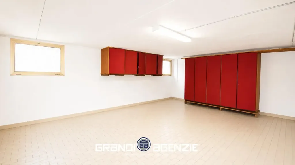 Garage - Ground Floor Apartment with Private Garden in Treviso