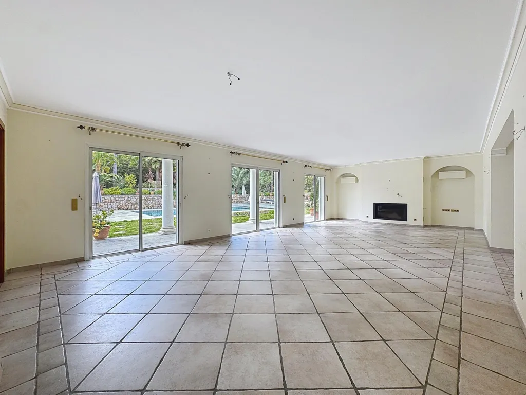 Séjour - Villa Récemment Construite avec Piscine à Mougins