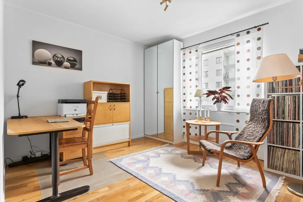 Kabinet - Apartment with Balcony in Edsberg