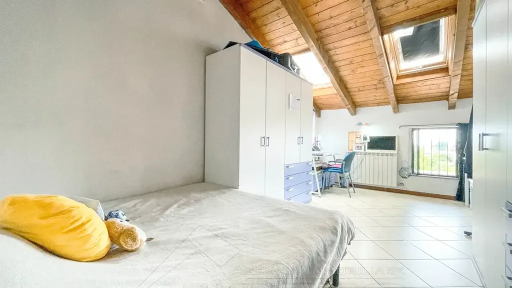 Bedrooms - Semi-detached House with Garden in Momo