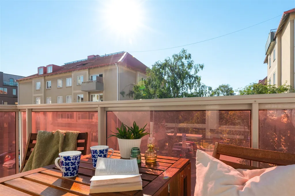 Balcon - Apartment with West-Facing Balcony in Central Sundbyberg