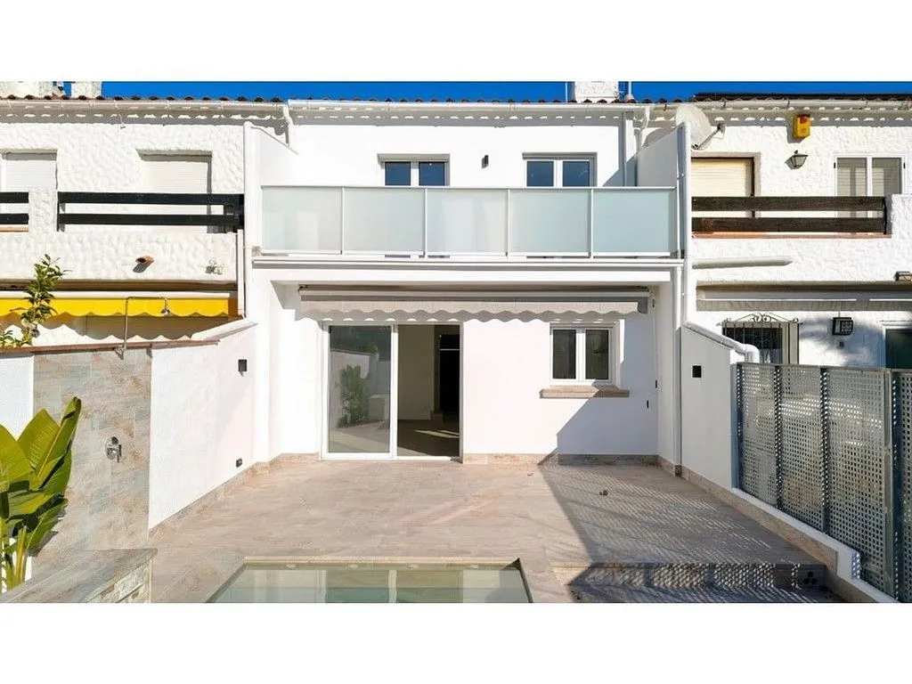 Exterior - Modernised Chalet with Pool in Empuriabrava
