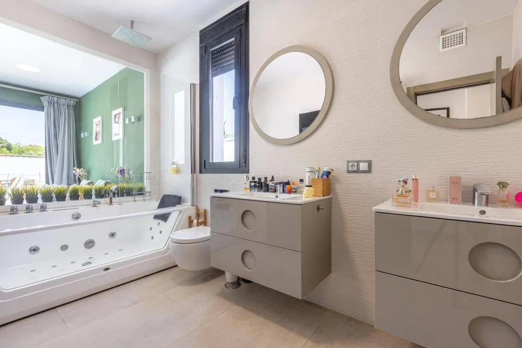 Bathrooms - Detached House with Pool in Guadacorte, Andalusia