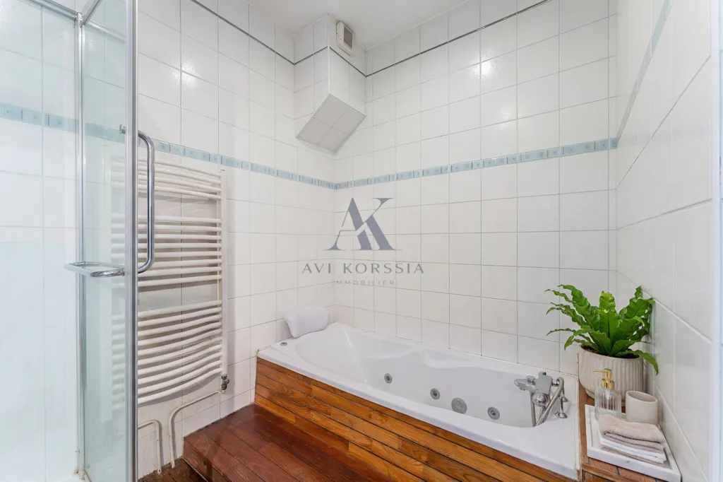 Salles de bain - Appartement avec parquet ancien et vue parc à Lyon