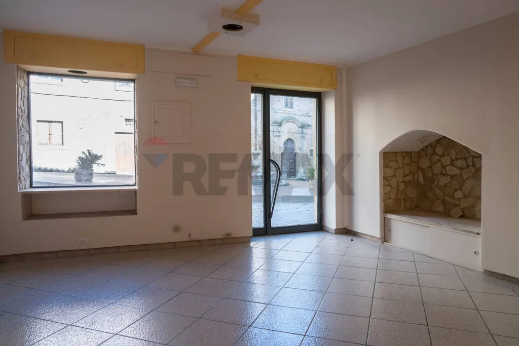 Toad - Commercial Space with Street Frontage in Enna