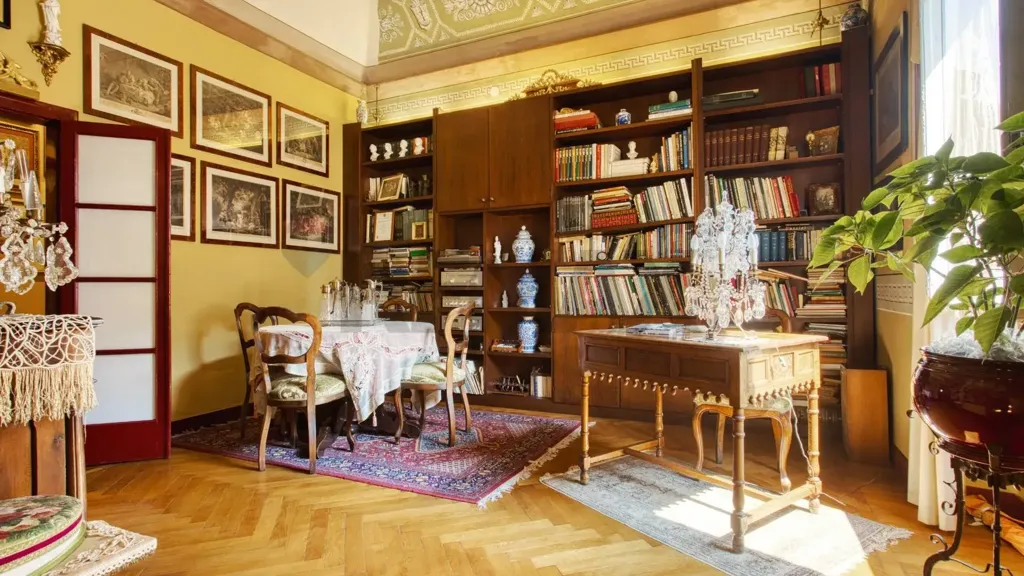 Bureau - Historic Apartment with Double Balcony in Novara