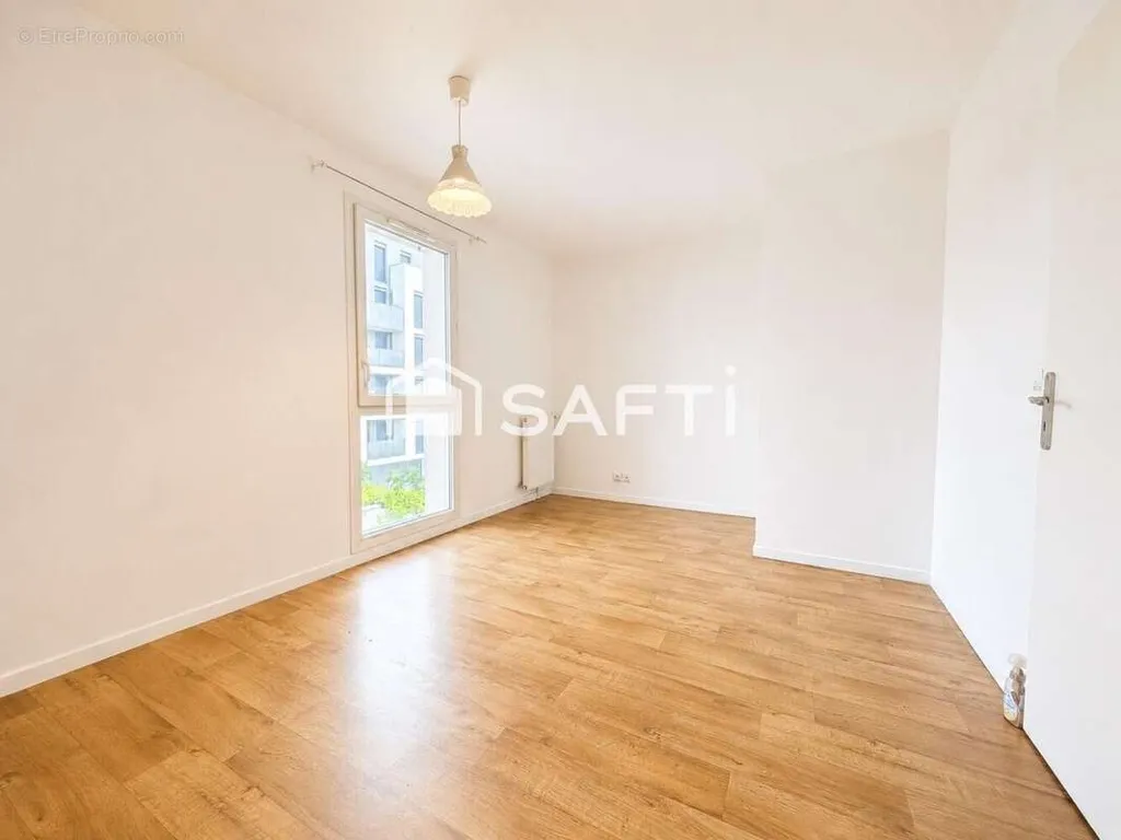 4-toaline korter asukohas Bobigny