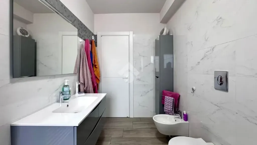 Salles de bain - Panoramic Penthouse with Terrace in Commenda, Rende