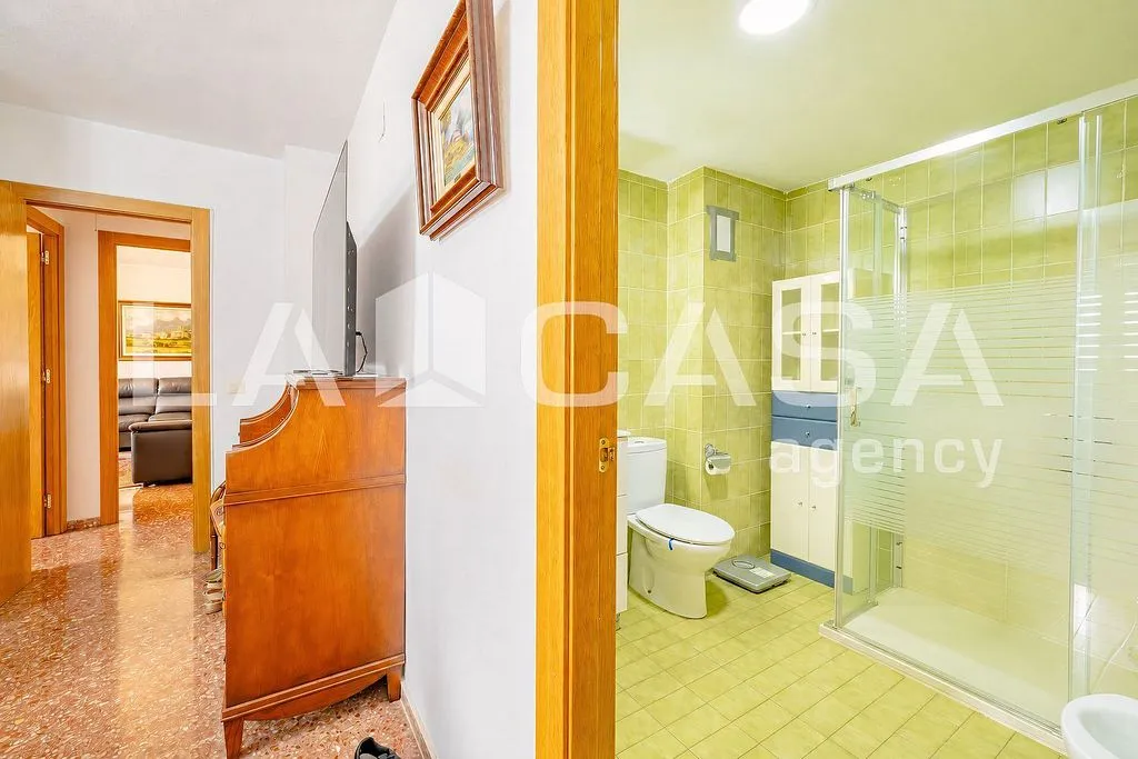 Salles de bain - Spacious Apartment with Metro Access in Vara de Quart