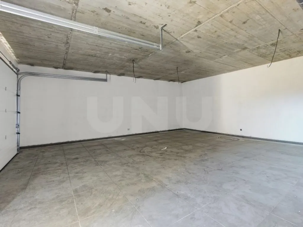 Garage - Contemporary House in Private Condo, Mafra