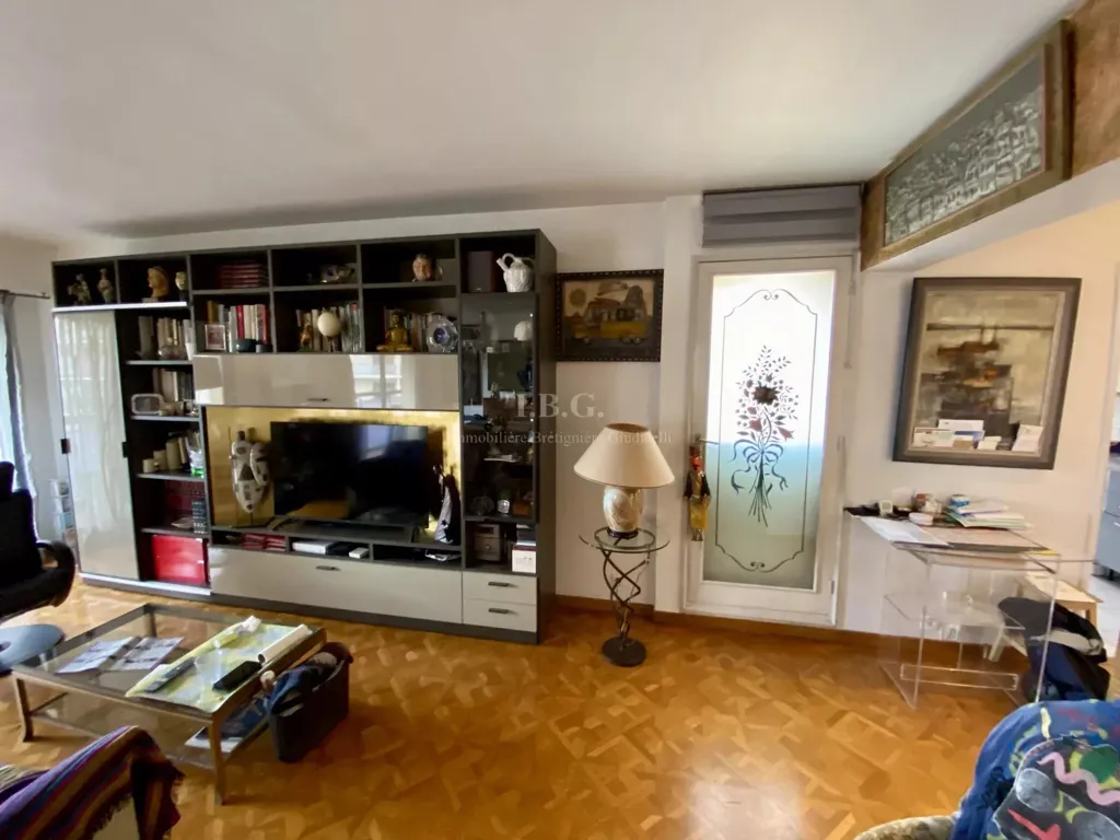 Living Room - Luxury Apartment with City View in Marseille