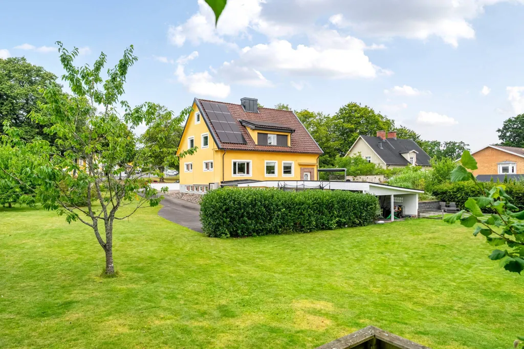 Jardin - Generous Family Home with Development Potential in Tyringe