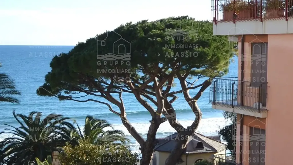 Rõdu - Sea View Apartment with Balcony in Alassio